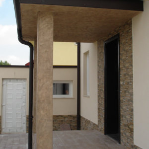 Мазилка Травертино Романо на вход на къща