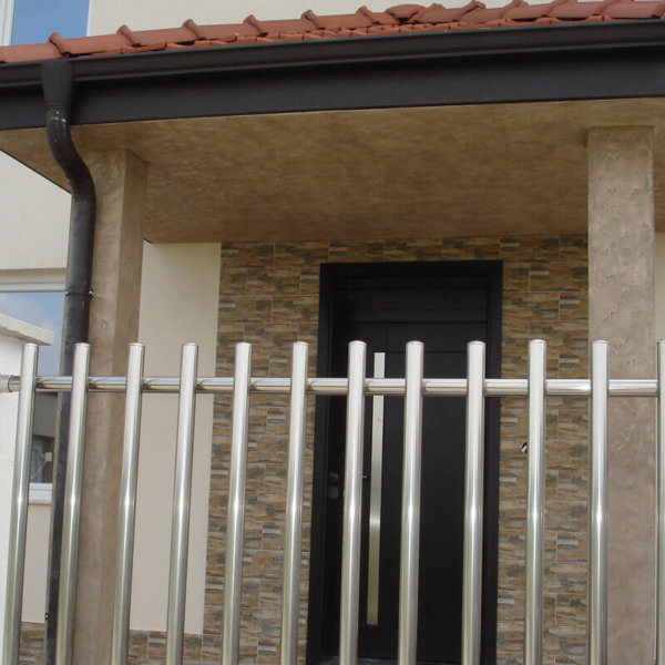 Декоративна италианска мазилка Травертино Романо на входа на къща