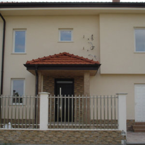 Семейна къща с навес на входа с мазилка Травертино