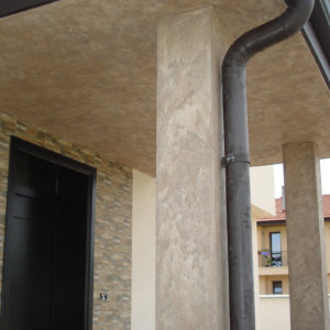 Главен вход на къща с мазилка Травертино Романо