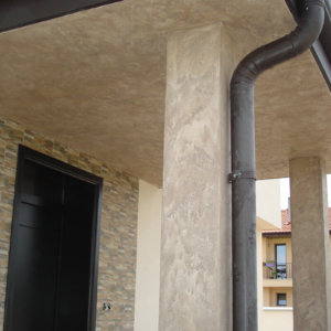 Вход на фасада на къща с Травертино