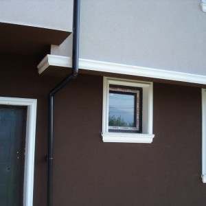 Декорация с външни корнизи по фасадата на къща