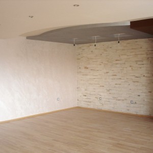 Естествен камък върху стена