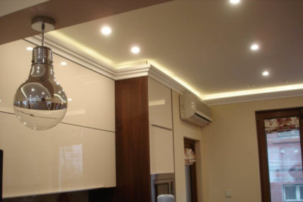 Декоративни корнизи със скрито осветление в апартамент