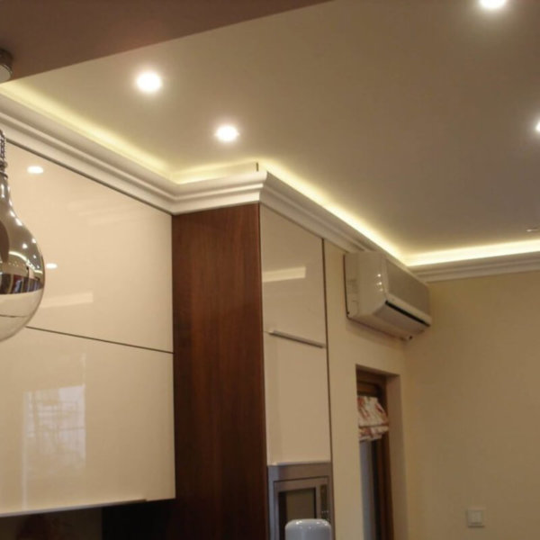 Декоративни корнизи със скрито осветление в апартамент