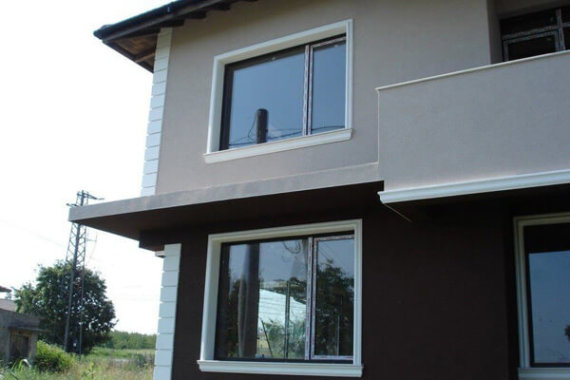 Поставяне на външни корнизи на частен дом