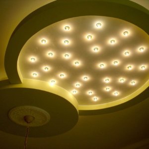 Огледална венецианска мазилка на овален декоративен елемент на таван