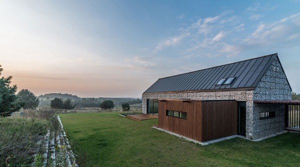 къща от дърво и варовик