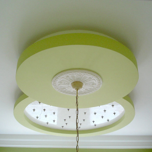 Овална декорация на таван в частен дом