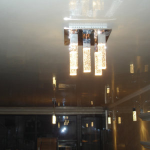 Ефектна огледална мазилка на тавана в луксозен хол