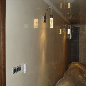 Стена в хол с огледална мазилка