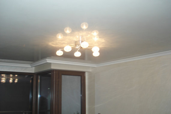 Огледална мазилка Венециано на таван и стени в хол