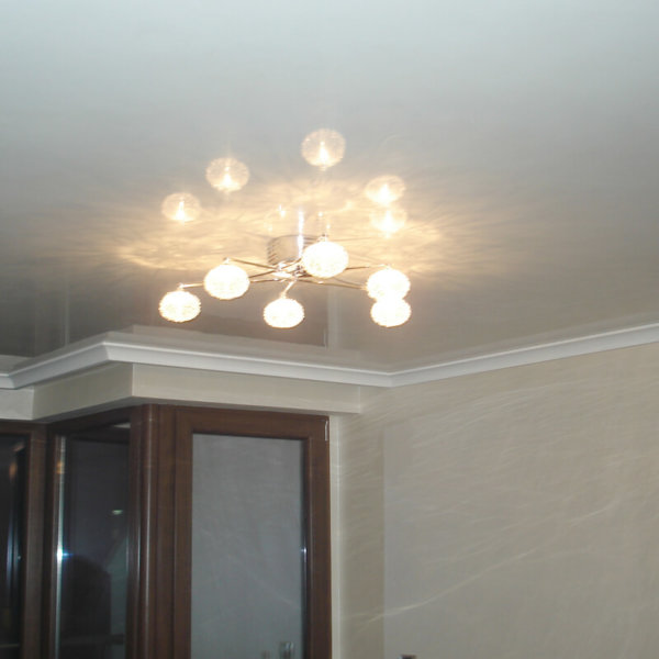 Огледална мазилка Венециано на таван и стени в хол