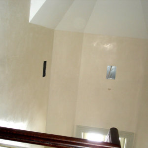 Декоративна мазилка с огледален ефект за стълбище в къща Яблански