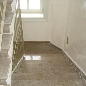 Стълбище с мрамор и ефектна Венецианска мазилка - къща Яблански