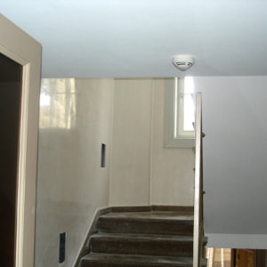 Поставяне на Стуко Венециано на стълбище в къща Яблански