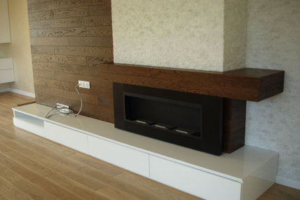 Камина с декоративни камъни и естествен ламперия