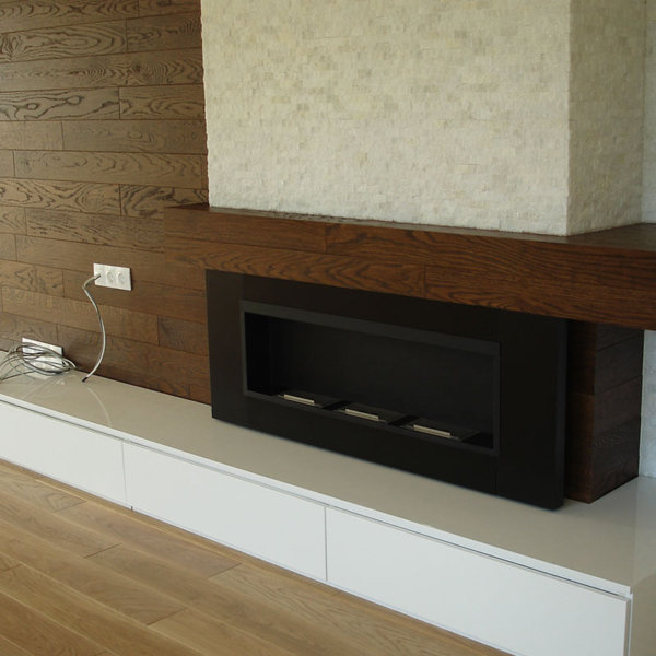 Камина с декоративни камъни и естествен ламперия