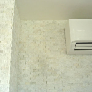 Поставяне на естествени камъни на стена в апартамент, Landmark Hotel