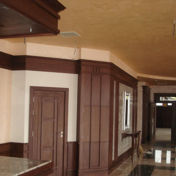 Уникална комбинация от мазилка камък и дърво