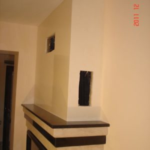 камина с дървена декорация