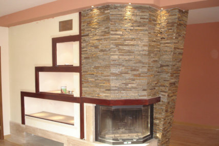 Акцент с рустиклани камъни върху камина