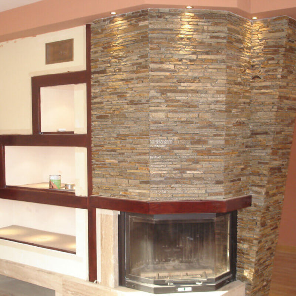 Акцент с рустиклани камъни върху камина