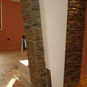 Колона и камина с декоративни камъни в частен апартамет
