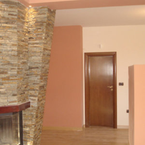 Апартамент с ефектна камина с камъни Бричо фардо