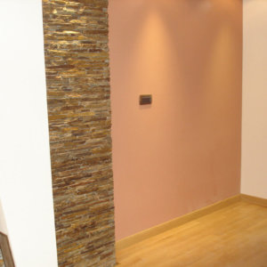 Колони, облечени с декоративни камъни