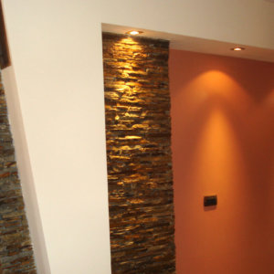 Декоративни камъни, осветени с LED лунички