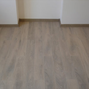 Естествен паркет за спалня от ММ-93