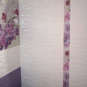 Модерен интериор на баня с ефектни фризове