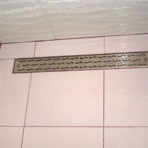 Монтаж на линеен сифон в модерна баня