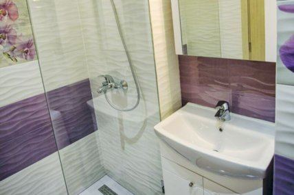 Модерен интериор на баня в лилаво, ММ-93