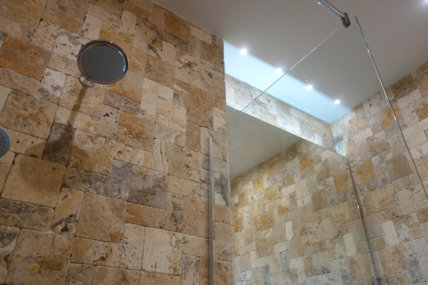 Дизайн на баня с камъни Травертин от ММ-93