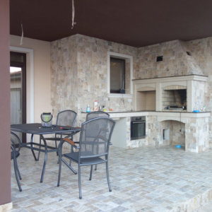 Дизайн на барбекю с облицовка и камина от естествен камък Травертин