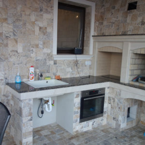 Дизайн на барбекю и декорация на плот с врачански камък