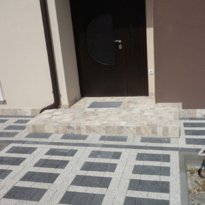 Фасада на къща и декорация с естествен камък