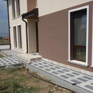 Външна мазилка на къща в комбинация с естествен камък Травертин