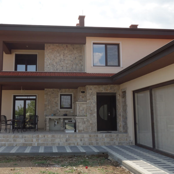 Фасада от естествен камък Травертин на вилна къща