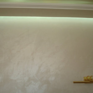 Корнизи със скрито осветление над стена с Оточенто