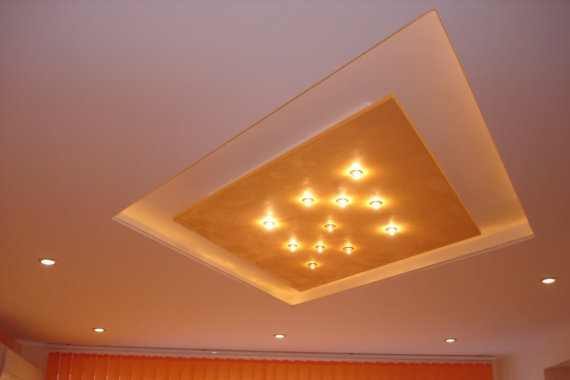 Гипсокартон на таван с лед осветление в частен дом