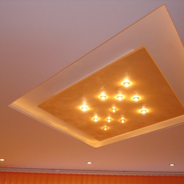 Гипсокартон на таван с лед осветление в частен дом