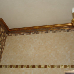 Баня с естествени дървени корнизи