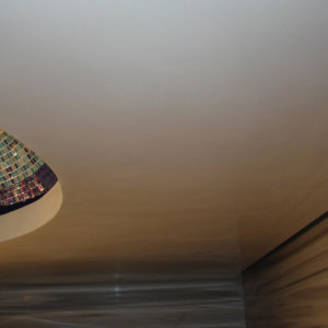 Ръчно декориран купол в луксозна дизайнерска баня