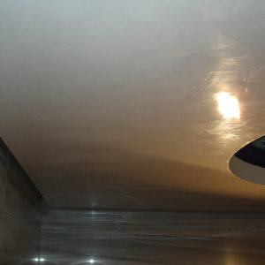 Огледална мазилка на таван със скрито осветление