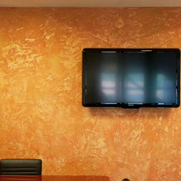 Travertino на фирма Oikos на стена в офис