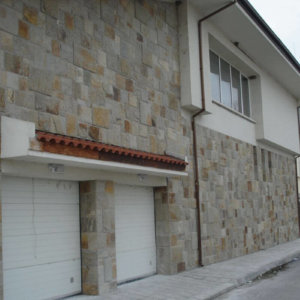 Къща с фасада с естествени камъни от ММ-93