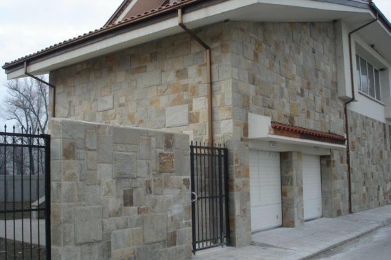 Къща с фасада с естествени камъни